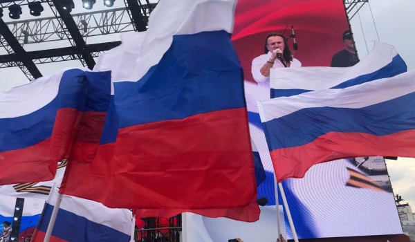 Маршал, «Земляне» и Сурганова: Русские рокеры выступили на Поклонке в День флага