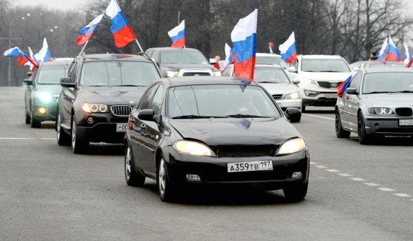 В патриотическом автопробеге ко Дню флага России приняли участие более 300 автомобилей