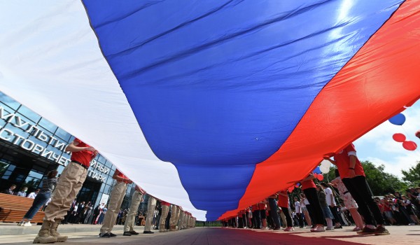 В День флага 3 тыс. патриотов выстроились в «живую» карту России на Поклонной горе