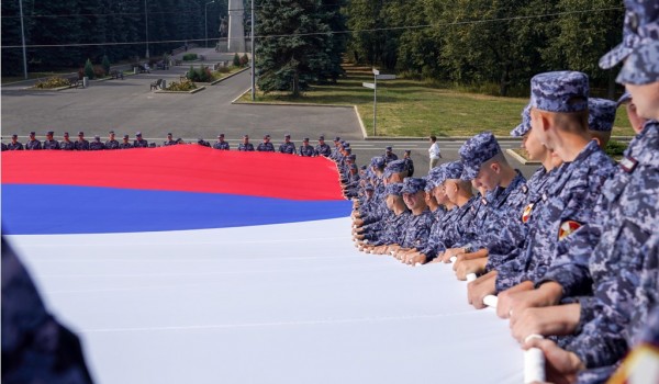 Сотрудники Росгвардии приняли участие в акции, посвященной Дню Государственного флага в Москве