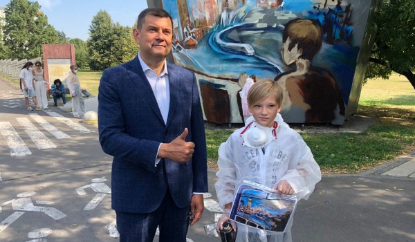 Юные москвичи расписали шахту метро в парке «Сад будущего» ко Дню города