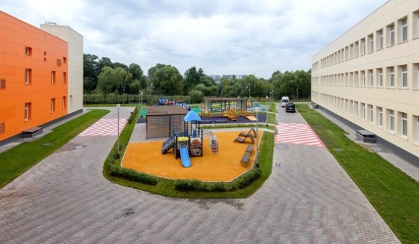 Собянин открыл новые школу и детский сад на Шелепихинской набережной