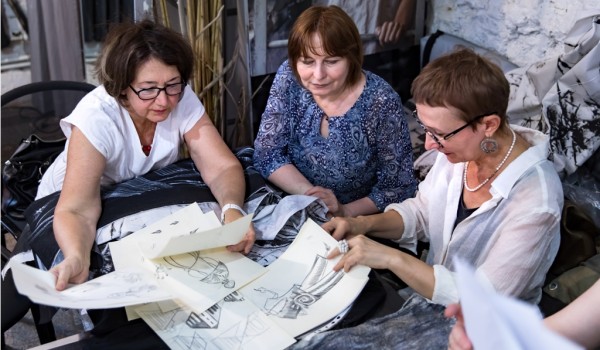 На показе мод проекта «Московское долголетие» представят пять коллекций