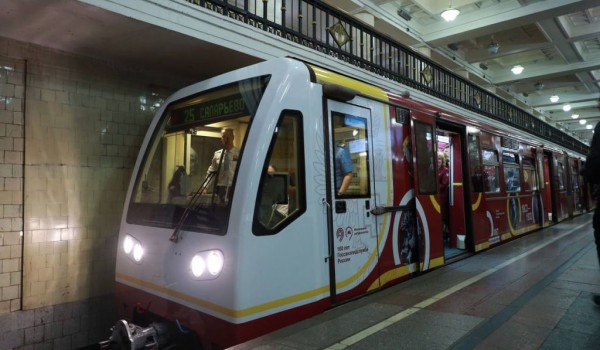 Тематический поезд к 100-летию Роспотребнадзора запустили на красной ветке метро