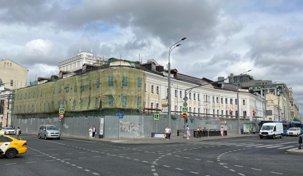 Завершается реставрация фасада здания Малого театра