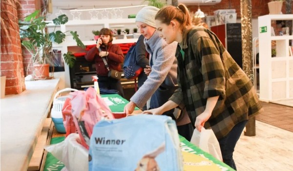 Москвичи принесли корма и игрушки бездомным животным на «Зеленой субботе»