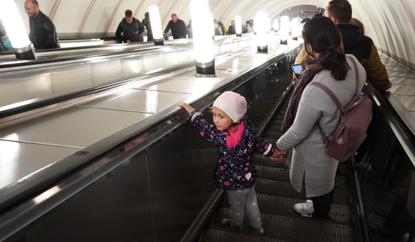 Взрослых и юных москвичей призвали к бдительности при поездках в метро