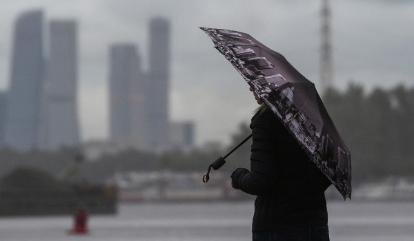 Москвичам пообещали облачную погоду и небольшой дождь 17 октября
