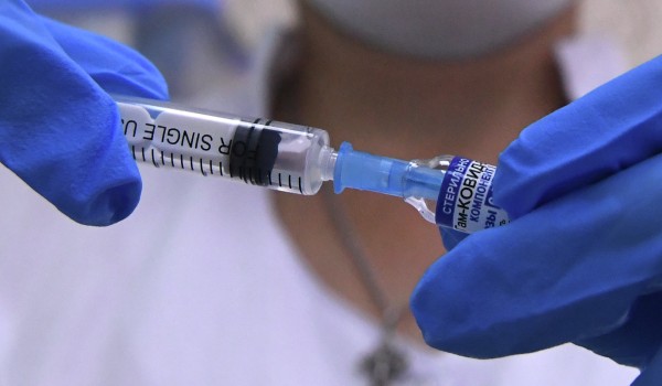 Москвичам рассказали, какая прививка усиливает действие вакцины от ковида