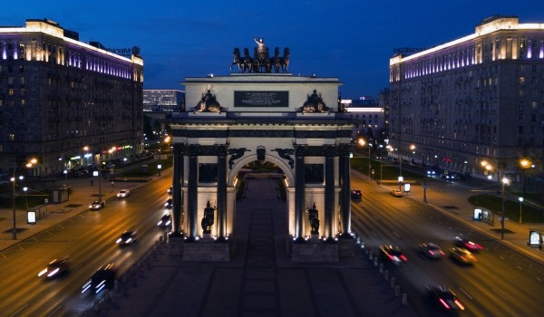 Уличные фонари и архитектурную подсветку в Москве перевели на зимний режим работы