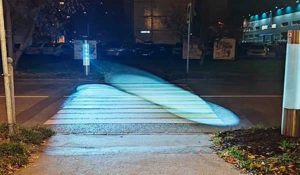 Новый тип подсветки пешеходного перехода установили на Таллинской улице в Строгине