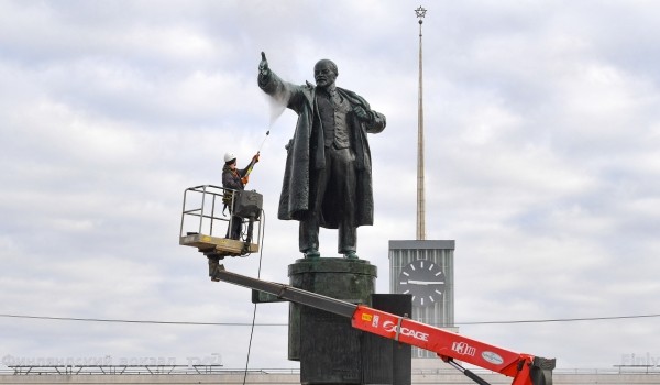 Московские памятники промыли в рамках подготовки к зиме