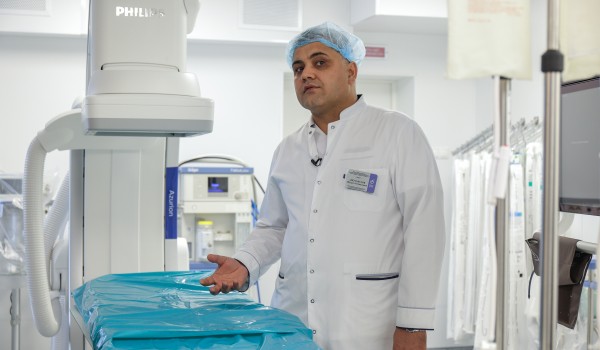 «Делаем без разреза»: Врач Филатовской больницы рассказал, как выполняется операция по удалению тромба