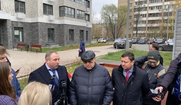 Владимир Ресин и Андрей Валуй посетили новоселов первого дома по реновации, переданного под заселение в Марфине
