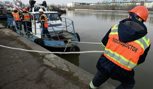 Городские службы ликвидировали радужную пленку на поверхности Москвы-реки в районе Нагатинской набережной