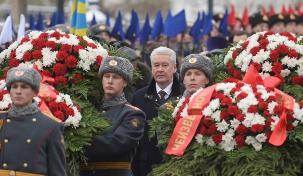 Собянин возложил венок к Могиле Неизвестного Солдата в Александровском саду