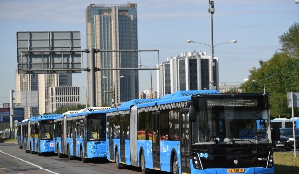 Около 130 автобусов перевозили пассажиров в утренний час пик из-за закрытия участка оранжевой ветки метро