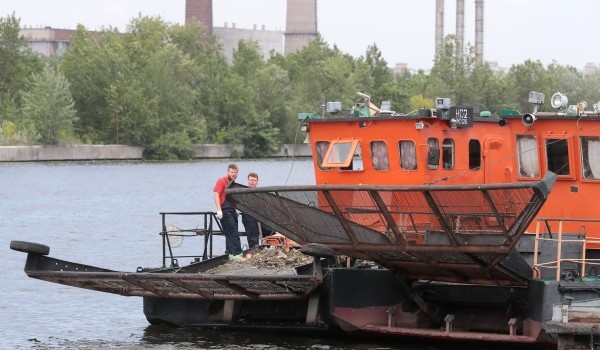 Около 600 т мусора собрал коммунальный флот с акватории Москвы с начала года