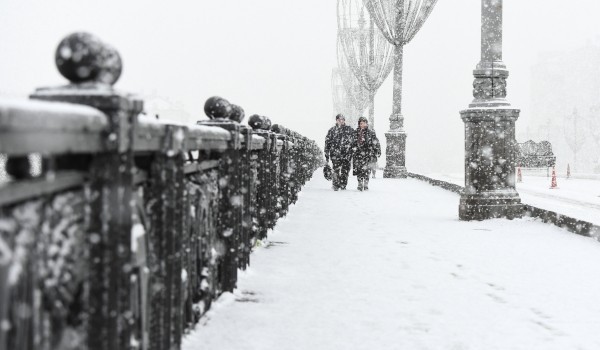 Москвичам пообещали облачную погоду, снег и гололедицу 18 ноября