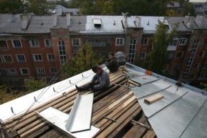 Почти 1,2 тыс. крыш жилых домов отремонтировано в Москве с начала года