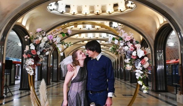На станции метро «Маяковская» завершился свадебный сезон