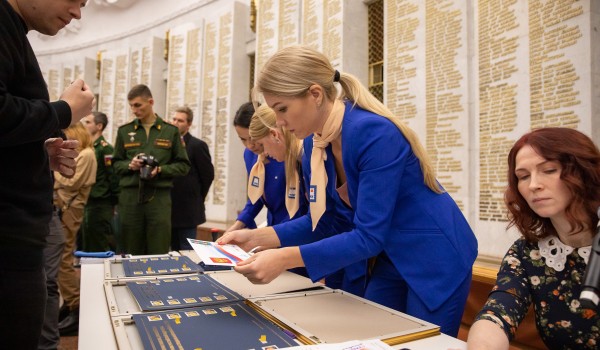 Почтовые марки с героями-участниками СВО погасили в Музее Победы