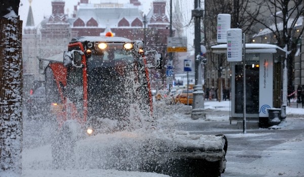 Городские службы продолжают ликвидировать последствия снегопада в Москве