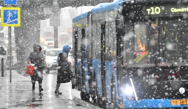 Дептранс: Наземный транспорт Москвы работает штатно в условиях снегопада