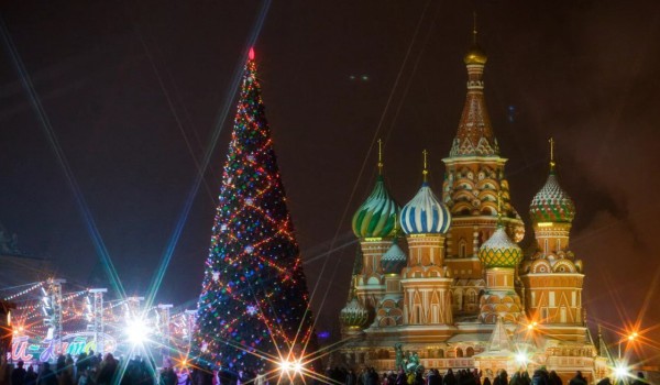 В Москве украсили главную новогоднюю елку страны