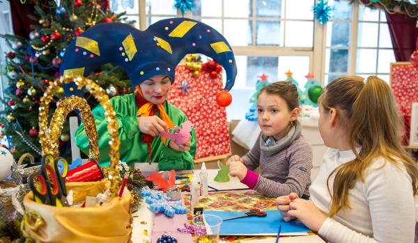 Гости площадки «Путешествия в Рождество» на Пушкинской набережной смогут порисовать углем и сделать новогодний букет