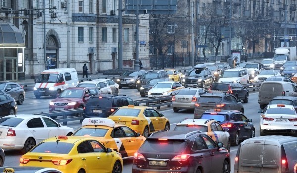 Пробки на дорогах Москвы оцениваются в девять баллов