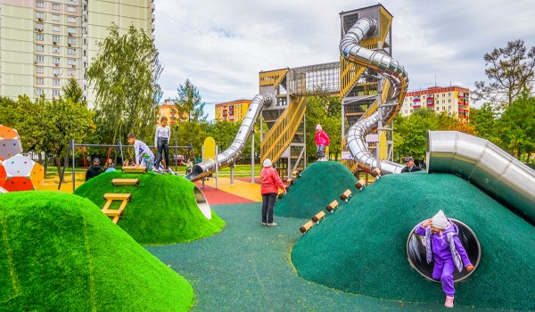 Холмы, тоннели, паркур и батуты: детские площадки в «Парке Яуза» будут  интересны всем