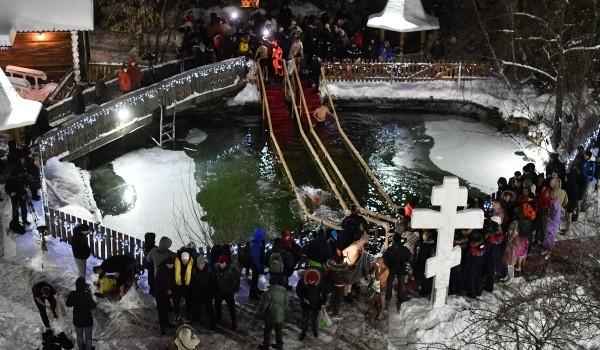 Как правильно окунаться в крещенские праздники? Где в Москве оборудуют купели и проруби?