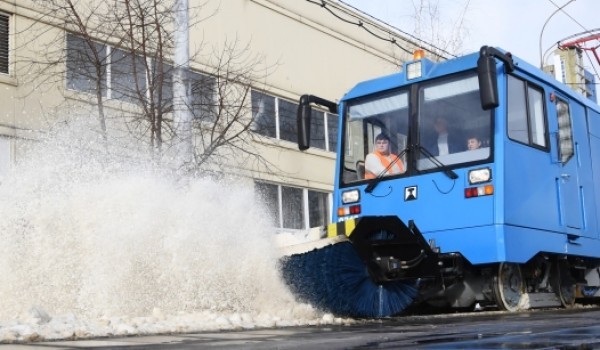 Около 15 снегоуборочных трамваев расчищают линии во время снегопада в столице