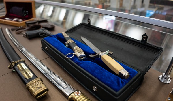 Музей Победы получил в дар около 60 образцов коллекционного оружия Василия Ланового