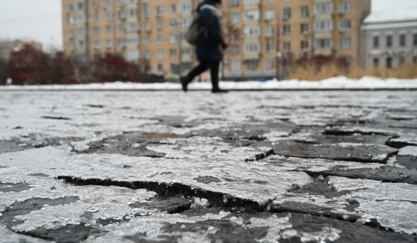 «Желтый» уровень опасности из-за гололедицы продлили в Москве до полудня субботы