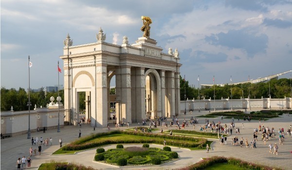 Более 443 тыс. человек посетили туристические инфоцентры Москвы в 2022 году