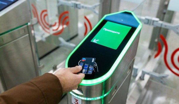 Собянин сообщил, что банковские карты теперь работают на всех турникетах метро и МЦК