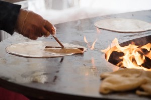 Выпечка блинов и волейбол на снегу: Как отметить Масленицу и 23 февраля в Москве?