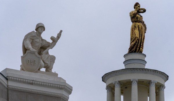 Около 40 мужских статуй украшают павильоны и территорию ВДНХ