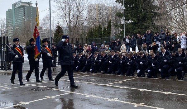 Московские росгвардейцы поздравили выпускников юридического колледжа с окончанием обучения