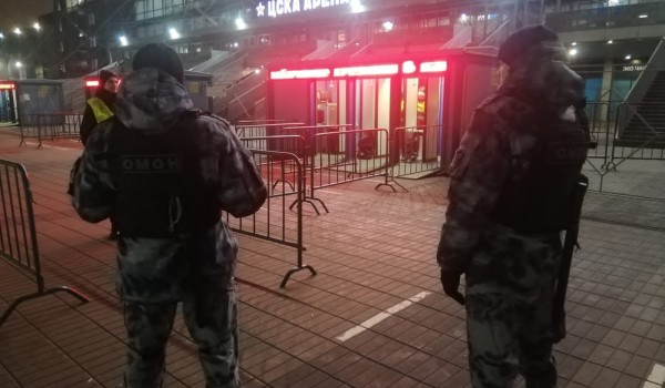 Сотрудники Росгвардии обеспечивали безопасность хоккейного матча в Москве.