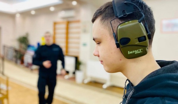Спецназовцы провели урок безопасности для подопечных семейного центра в Москве