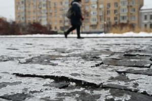 «Желтый» уровень опасности из-за гололедицы продлили в Московском регионе до вечера среды