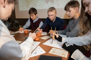 В Музее Победы школьники научились писать партизанские письма 