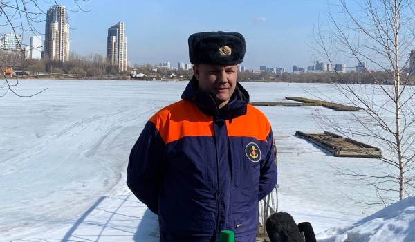 Умение плавать и бросать «бублик»: В МЧС Москвы рассказали, как учат детей безопасному поведению на воде