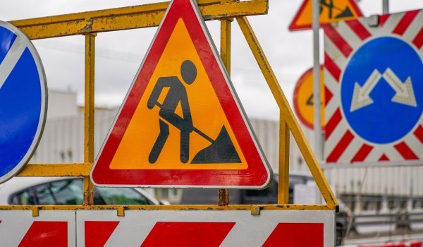 Движение автотранспорта на улице Поляны ограничат из-за работ по строительству инженерных сетей