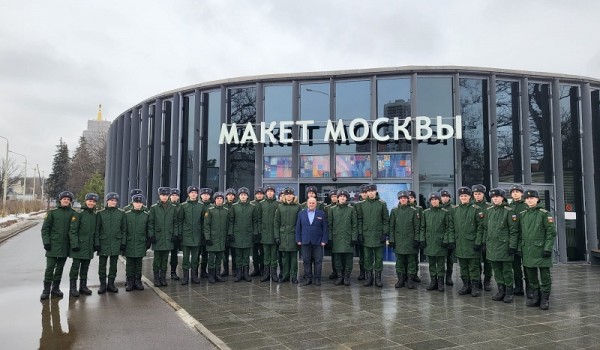 Рота почетного караула посетила павильон «Макет Москвы» на ВДНХ