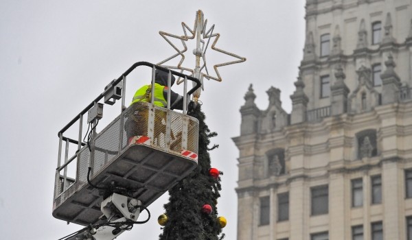 В столице начали демонтировать новогодние световые конструкции