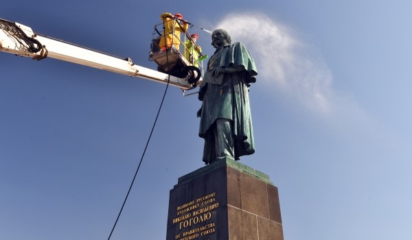 Более 1,1 тыс. московских памятников промоют после зимы